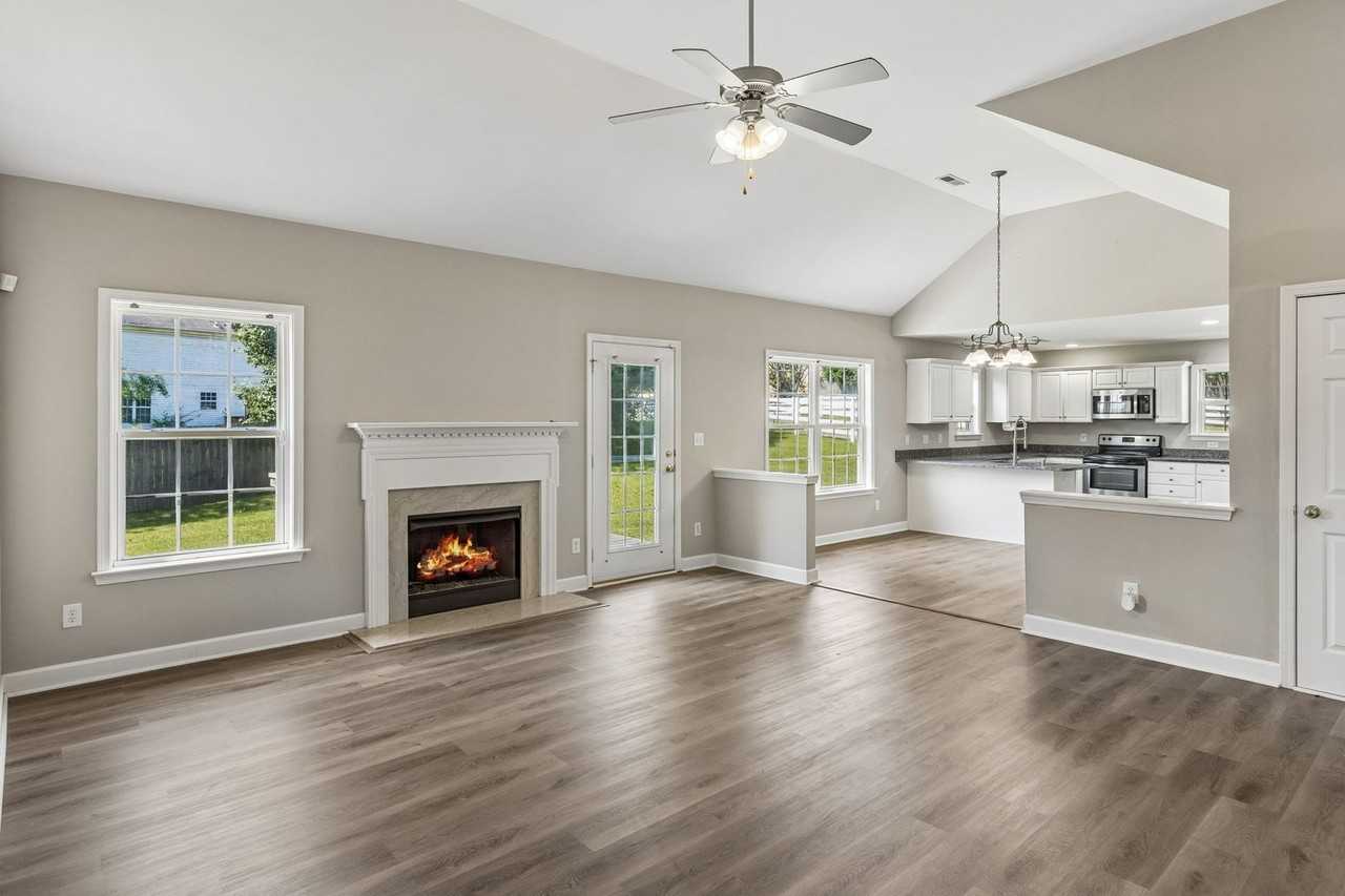 2601 Danbury Cir - Photo 6 of 38