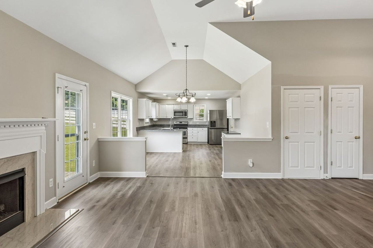 2601 Danbury Cir - Photo 7 of 38