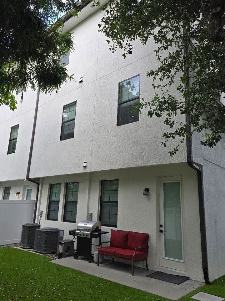 3215 W De Leon St #3 - Photo 3 of 4