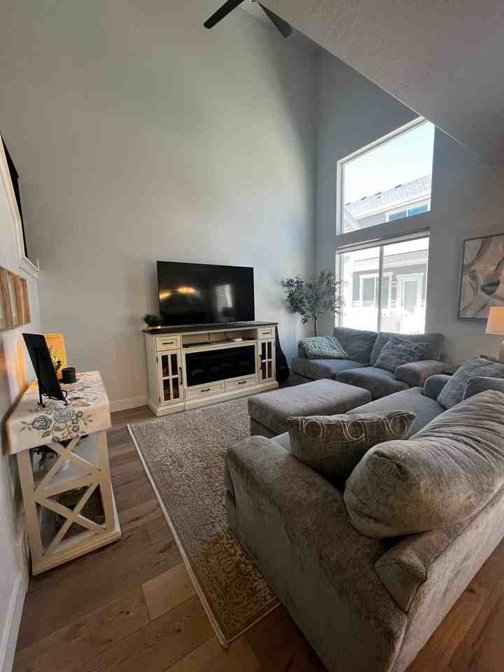 282 W 490 N - Photo 4 of 14