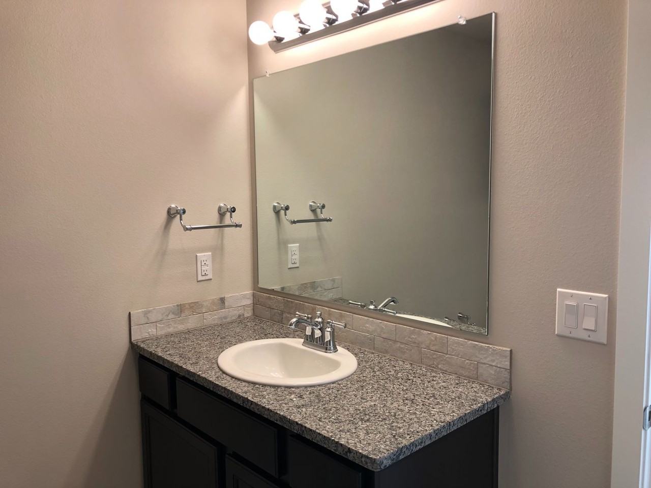 13814 Avenue S - Photo 6 of 11