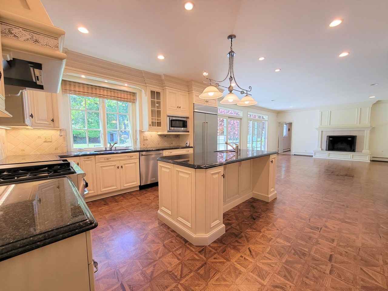 345 Selby Ln - Photo 7 of 26