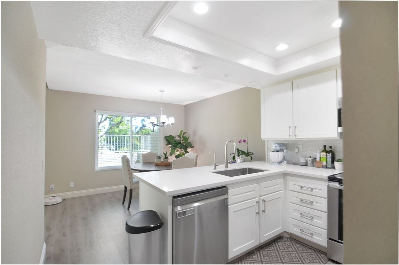 902 Creekside Dr - Photo 4 of 30