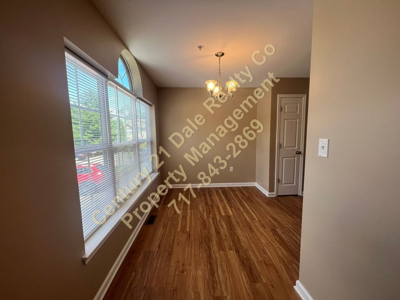 210 Royal Dr - Photo 3 of 23