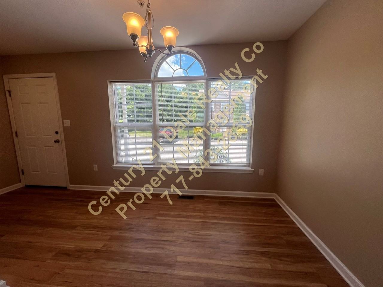 210 Royal Dr - Photo 4 of 23
