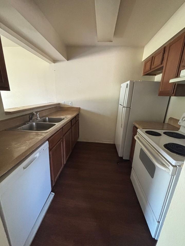 5705 E Texas St - Photo 3 of 7