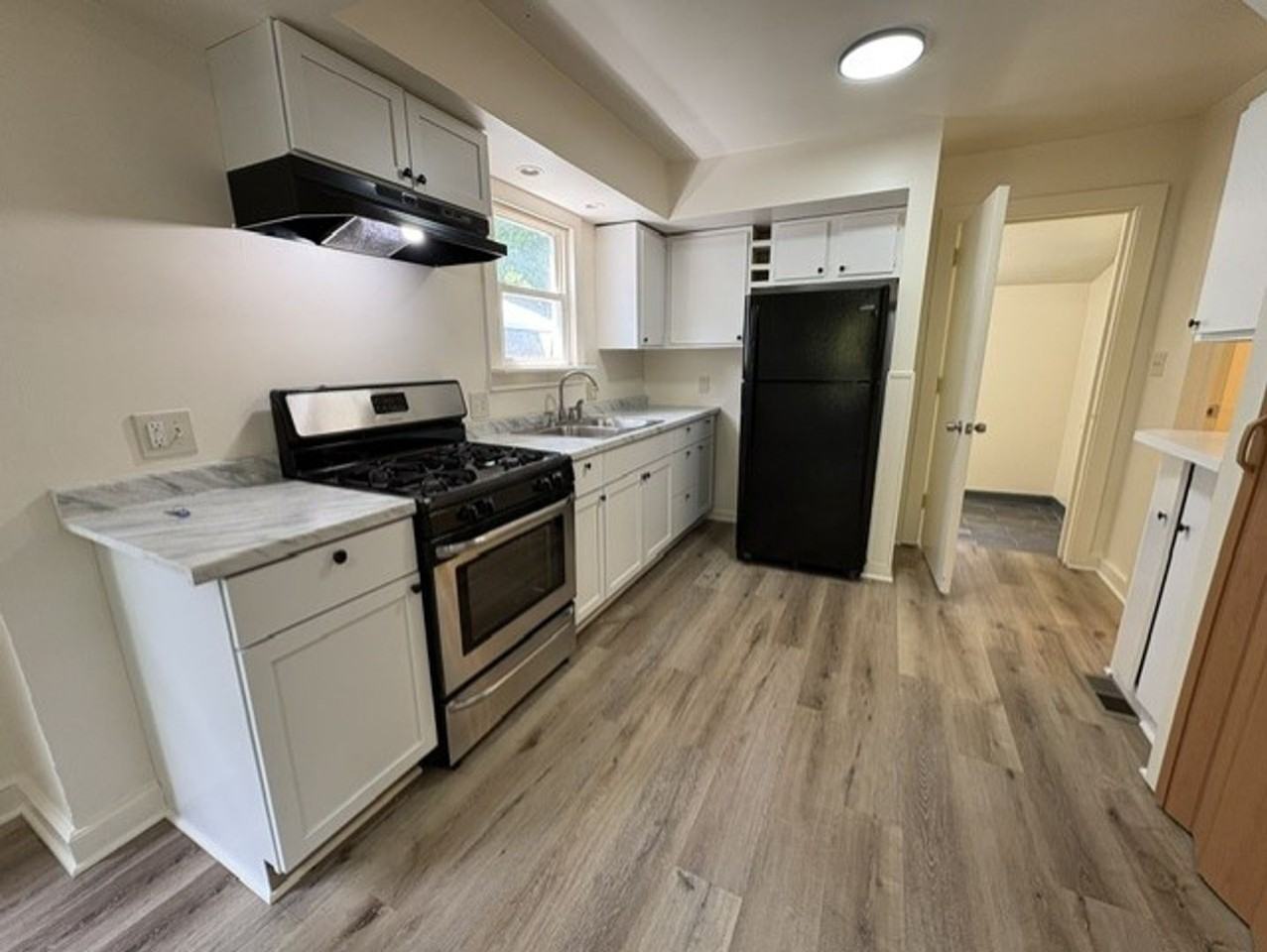 1282 Sawyer Ave - Photo 4 of 15