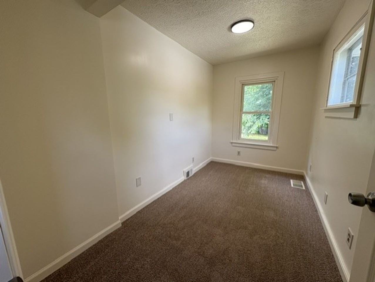 1282 Sawyer Ave - Photo 7 of 15