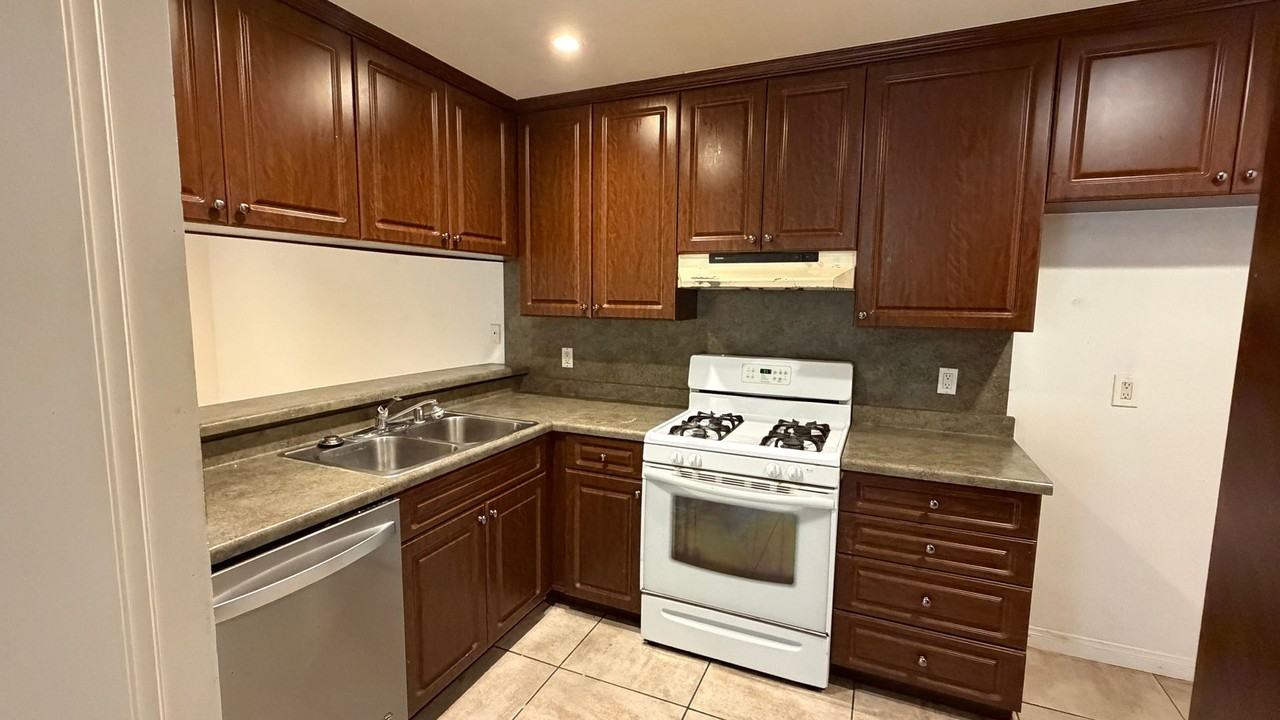 2758 Bolker Dr - Photo 2 of 4