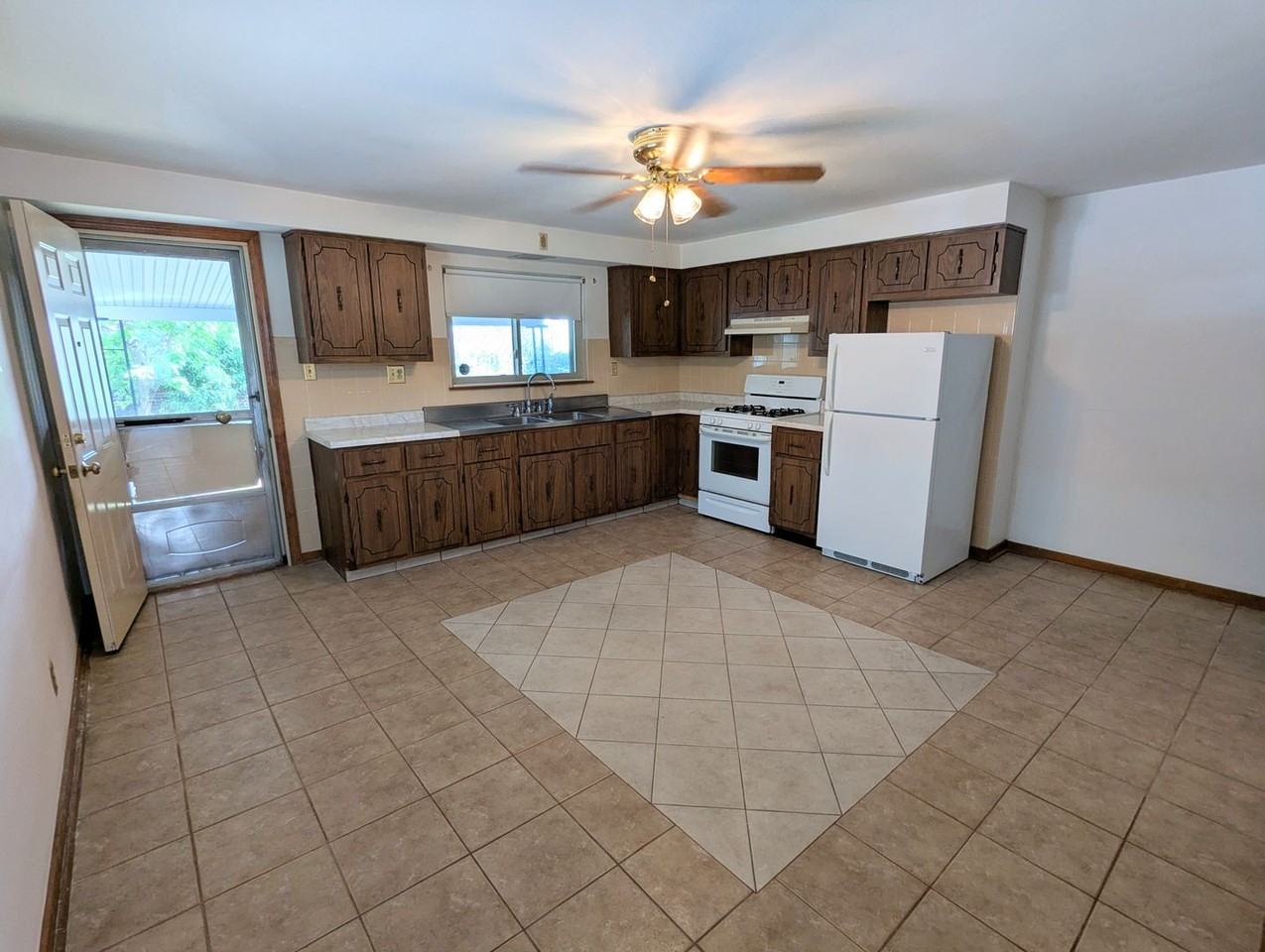 258 Edmond St - Photo 3 of 19