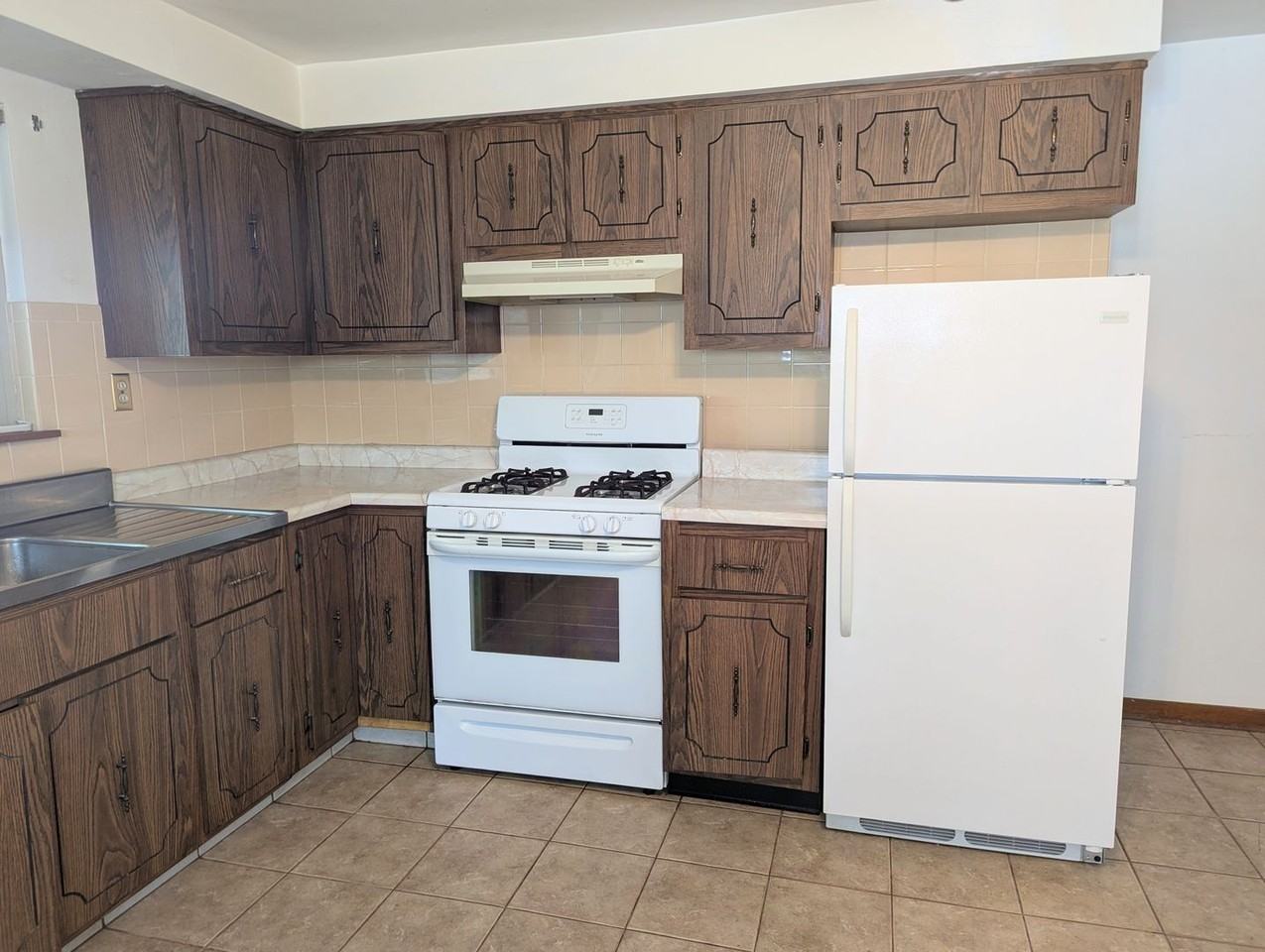 258 Edmond St - Photo 4 of 19