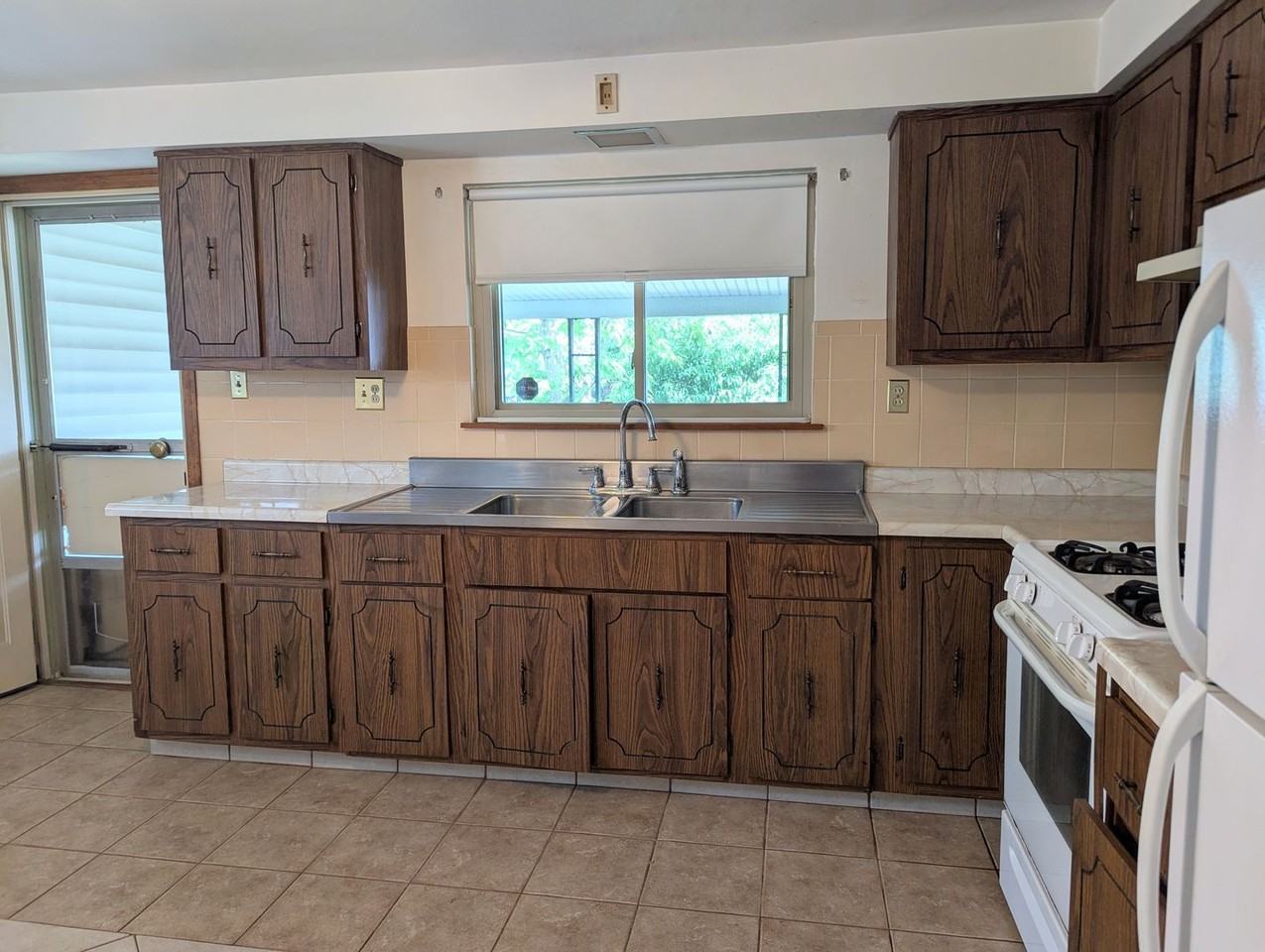 258 Edmond St - Photo 5 of 19
