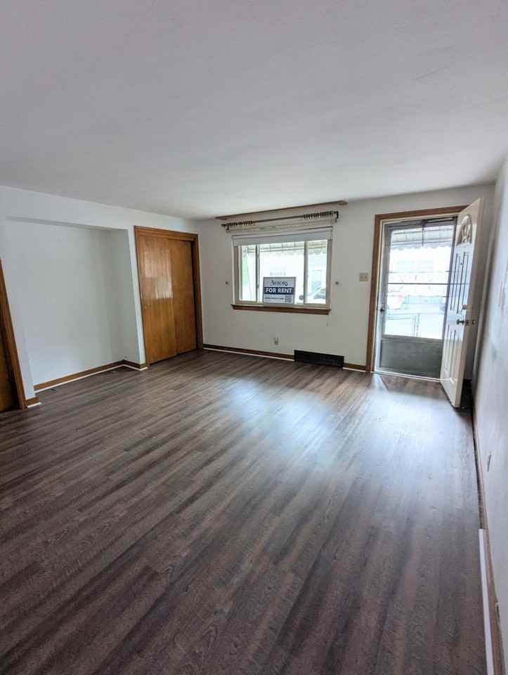 258 Edmond St - Photo 7 of 19