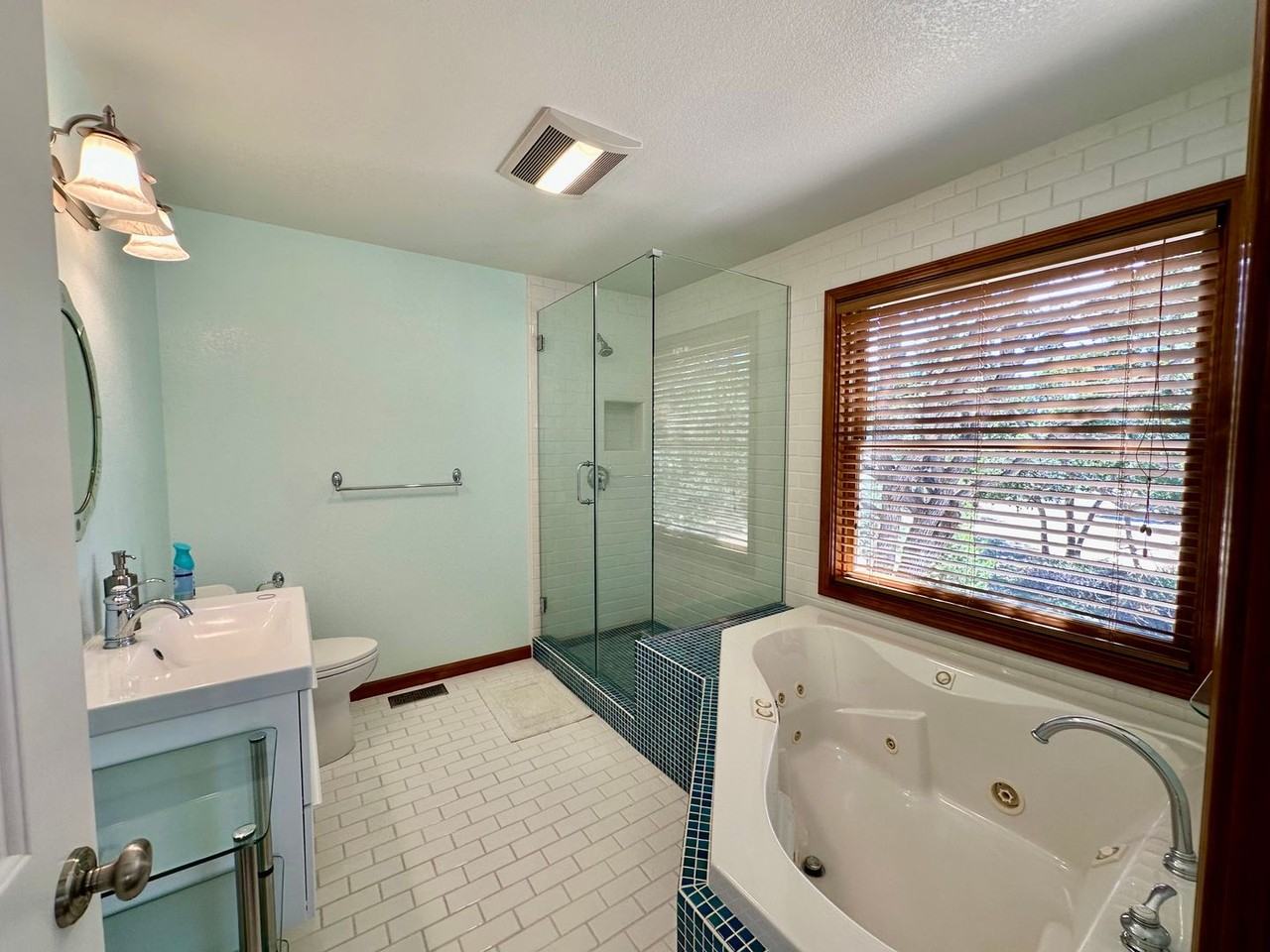 6425 Coopers Hawk Rd - Photo 3 of 42