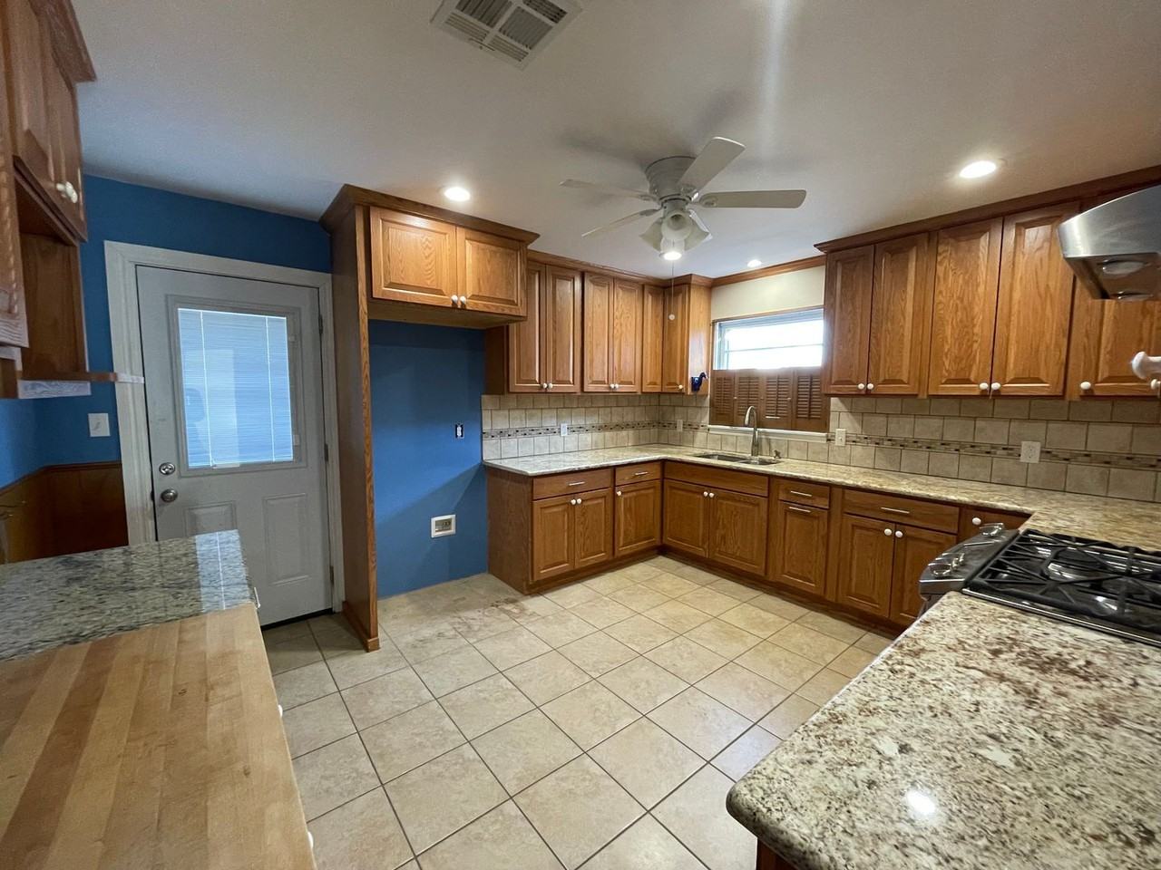 5817 E 56th St - Photo 5 of 31