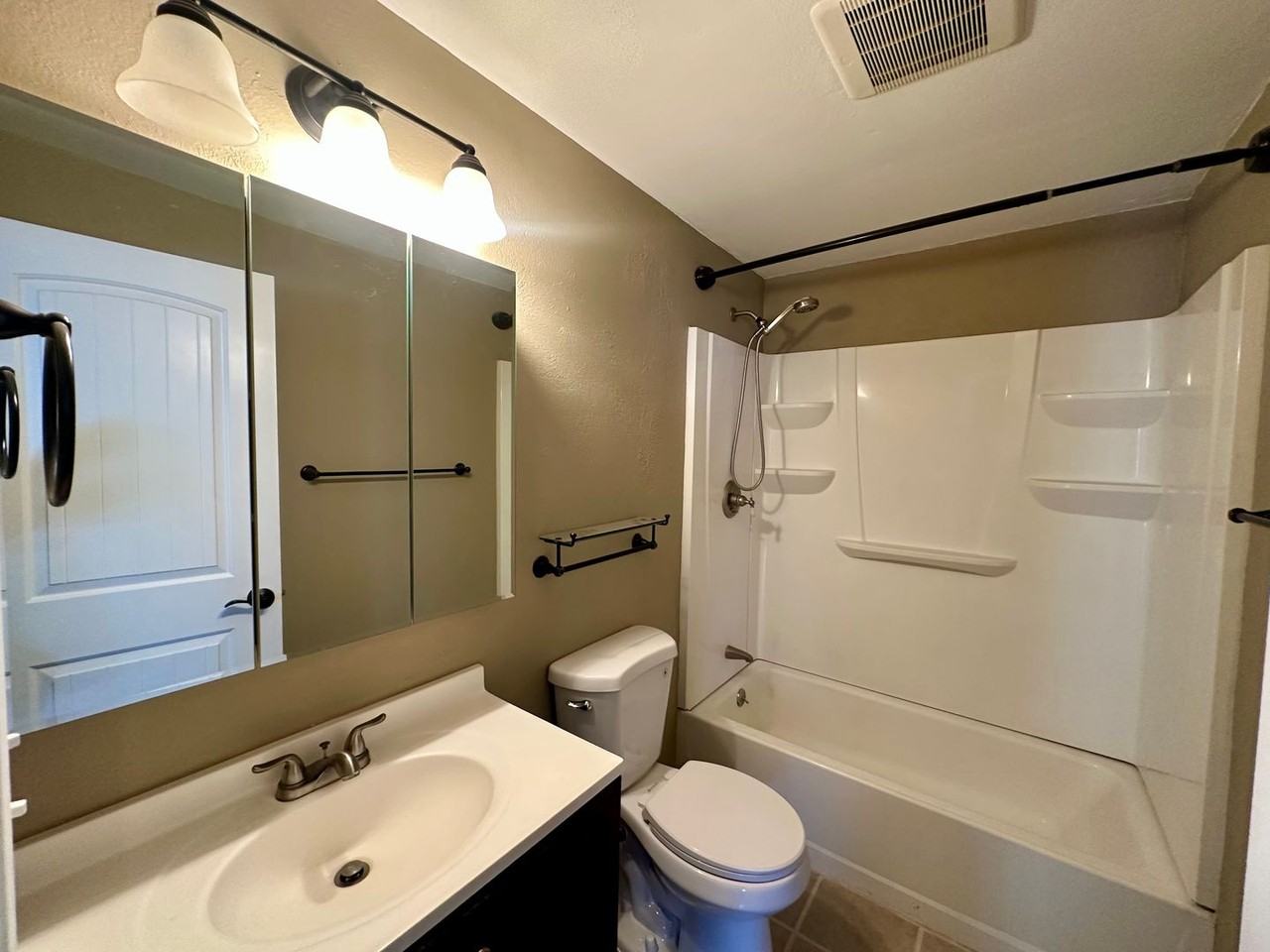 4738 Sturdivant Ave - Photo 6 of 33