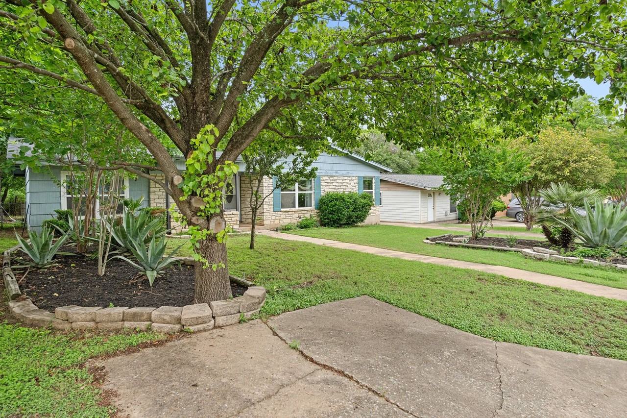 1422 Yorkshire Dr - Photo 2 of 29