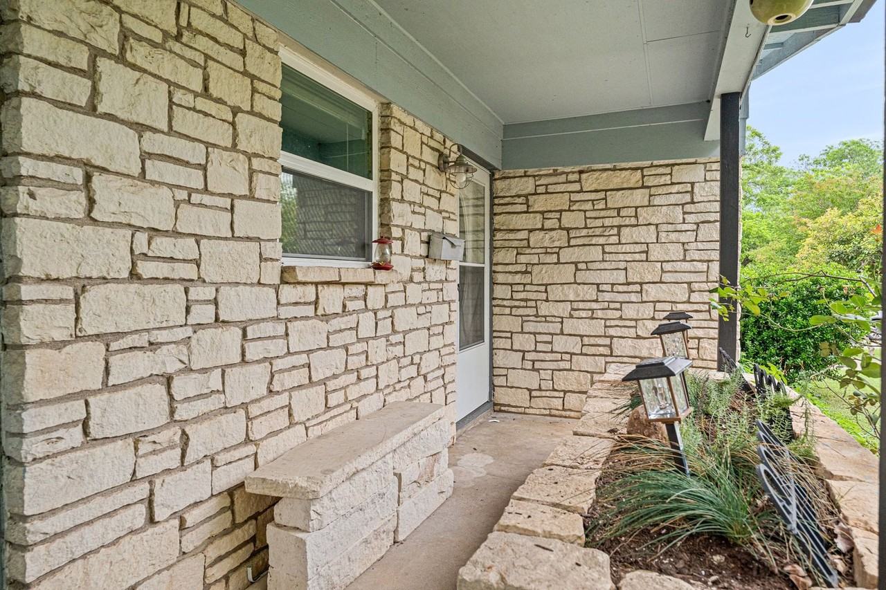 1422 Yorkshire Dr - Photo 4 of 29