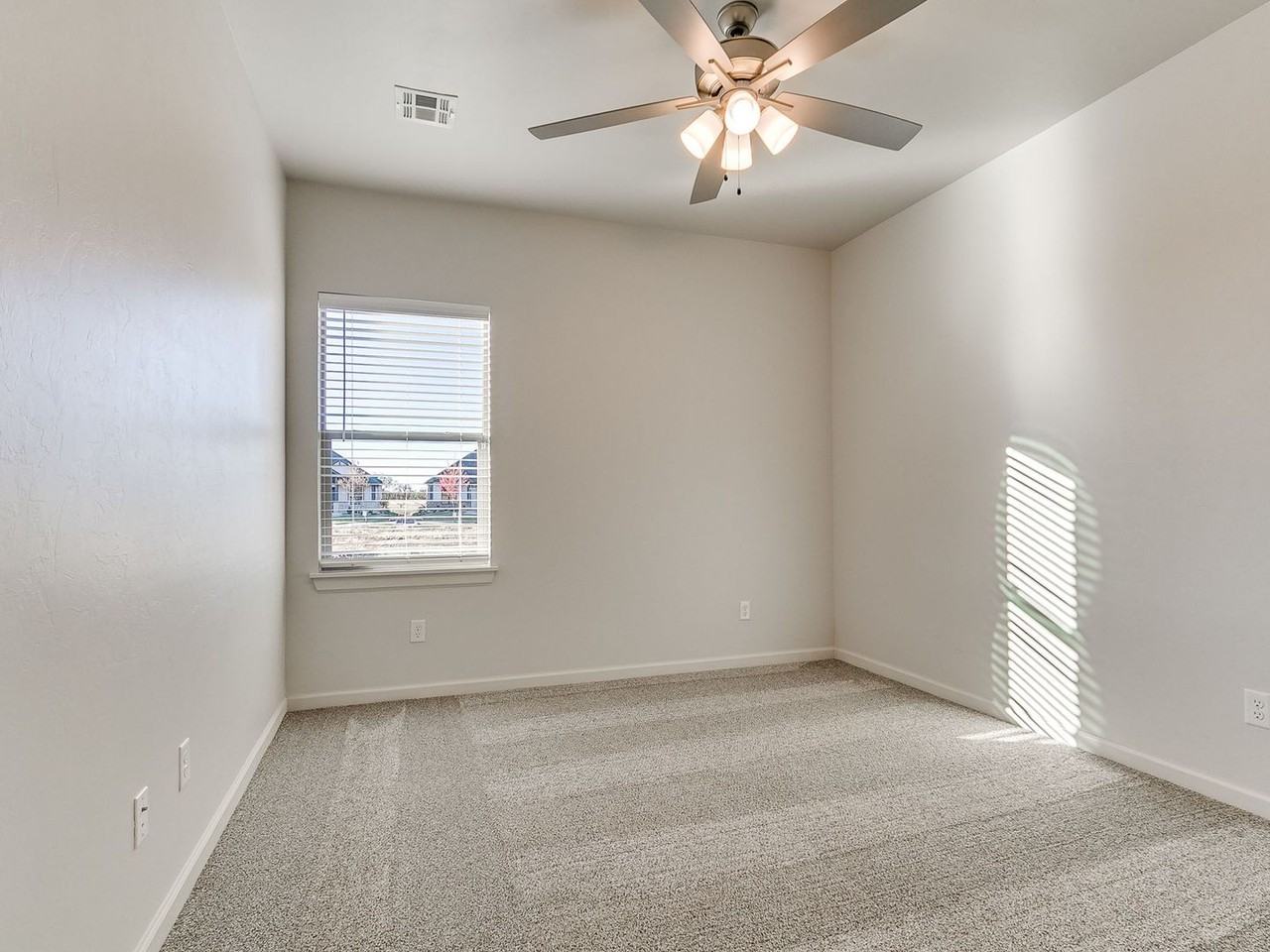 16025 Zamora Ln - Photo 3 of 47