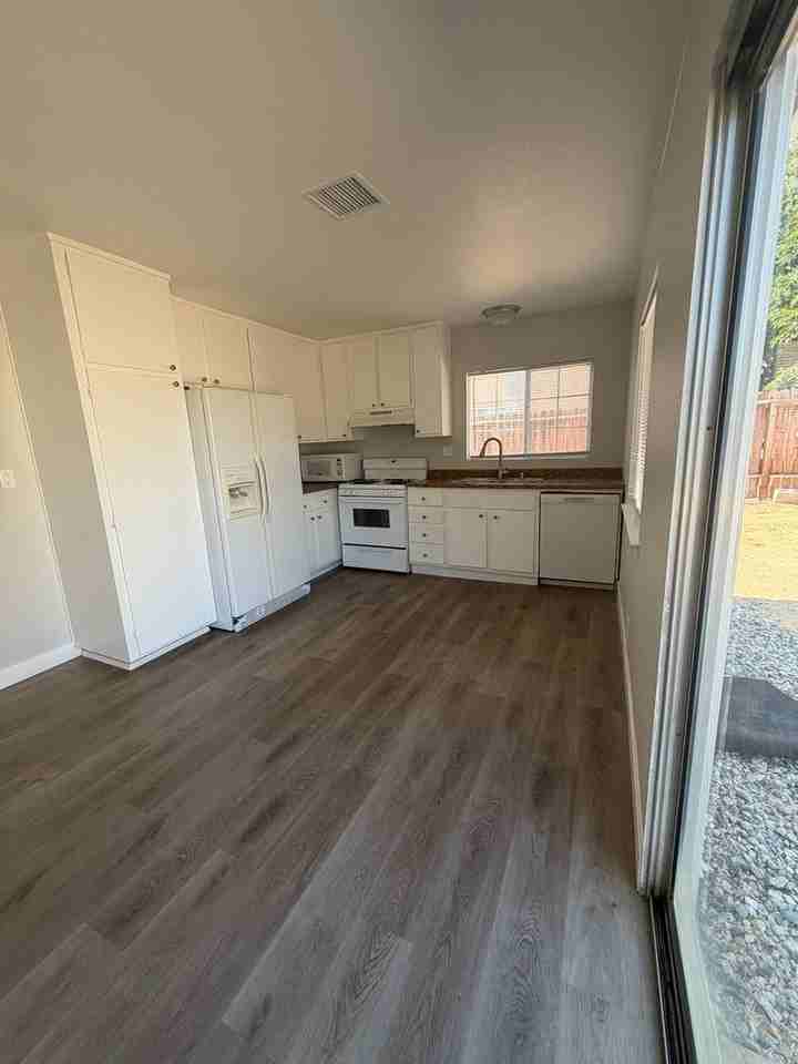 42843 Alep St - Photo 2 of 12