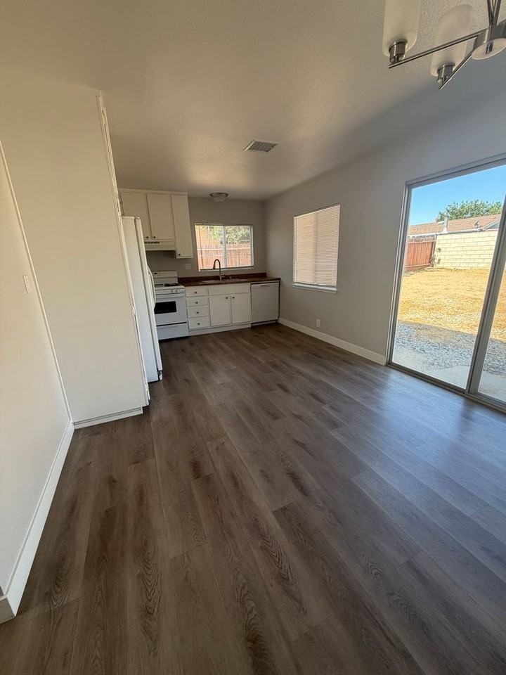 42843 Alep St - Photo 3 of 12