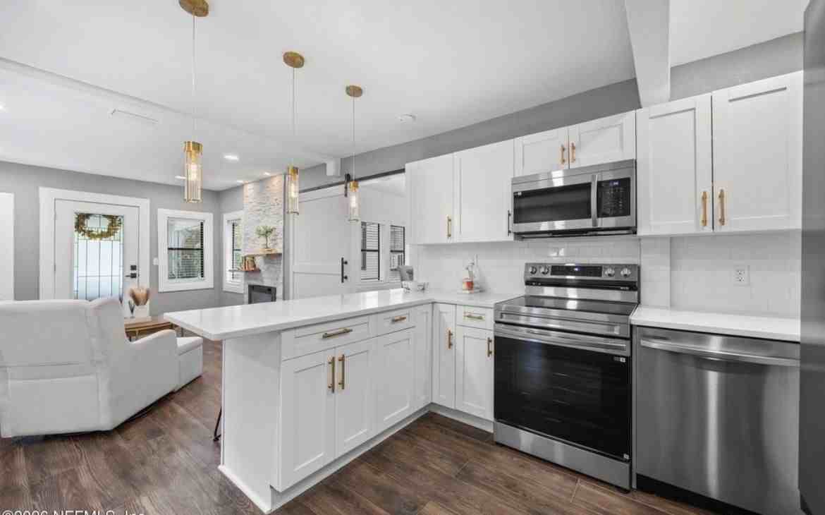 136 Washington St - Photo 7 of 9