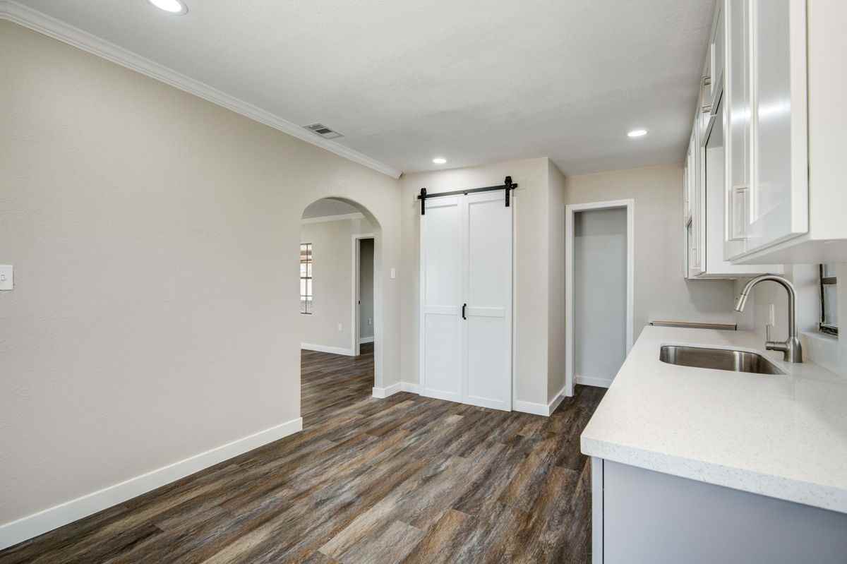 418 S Kansas St - Photo 5 of 36