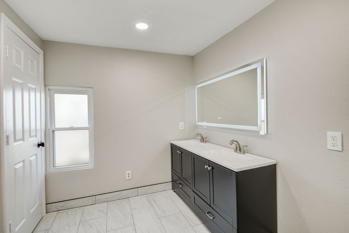418 S Kansas St - Photo 7 of 36