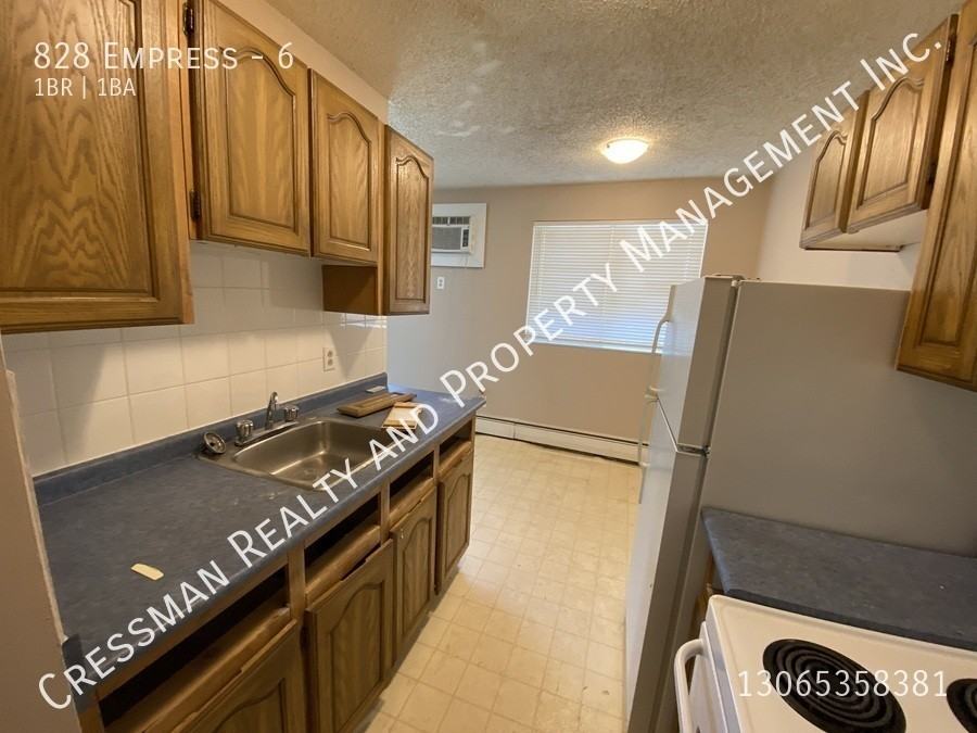 828 Empress St - Photo 2 of 9