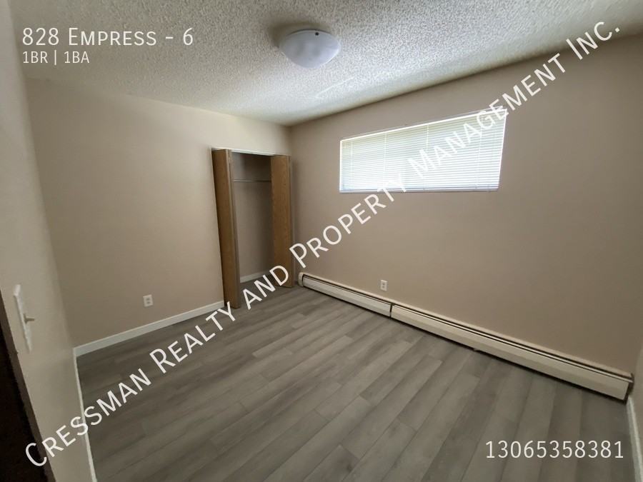 828 Empress St - Photo 3 of 9