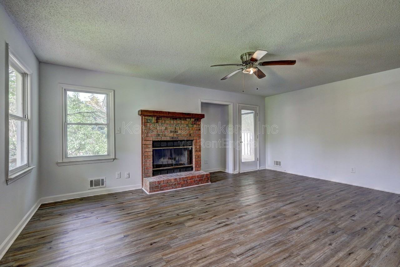212 Clarkdell Dr - Photo 2 of 10