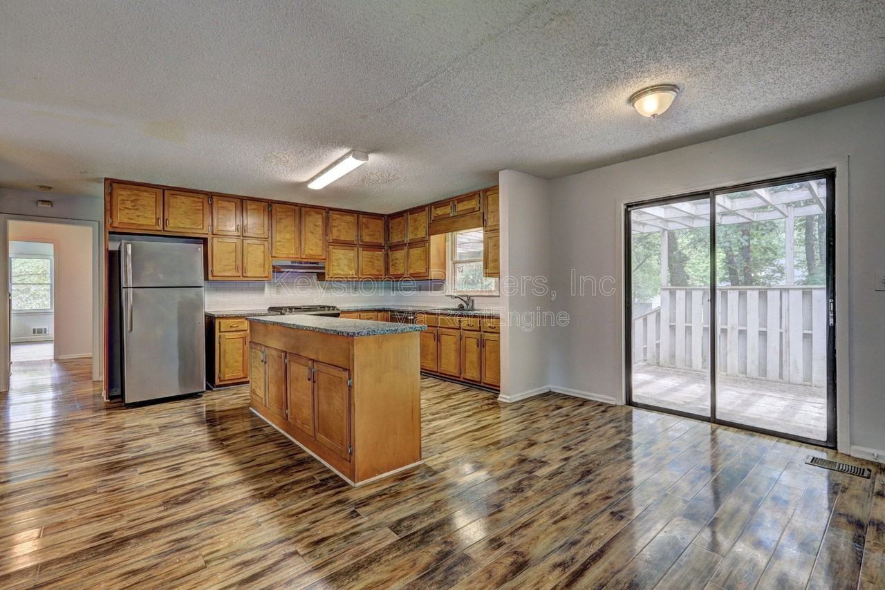 212 Clarkdell Dr - Photo 3 of 10