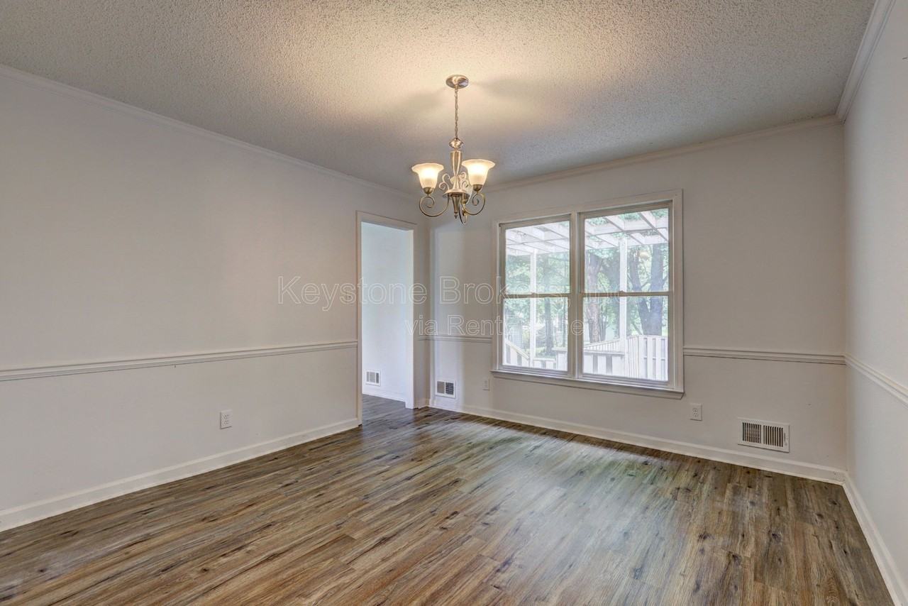 212 Clarkdell Dr - Photo 4 of 10