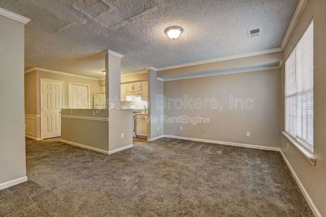 1370 N Hampton Dr - Photo 2 of 8