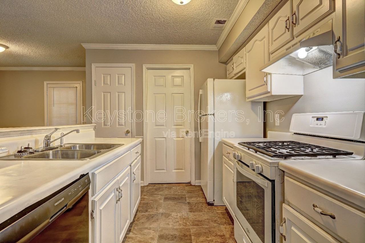 1370 N Hampton Dr - Photo 3 of 8