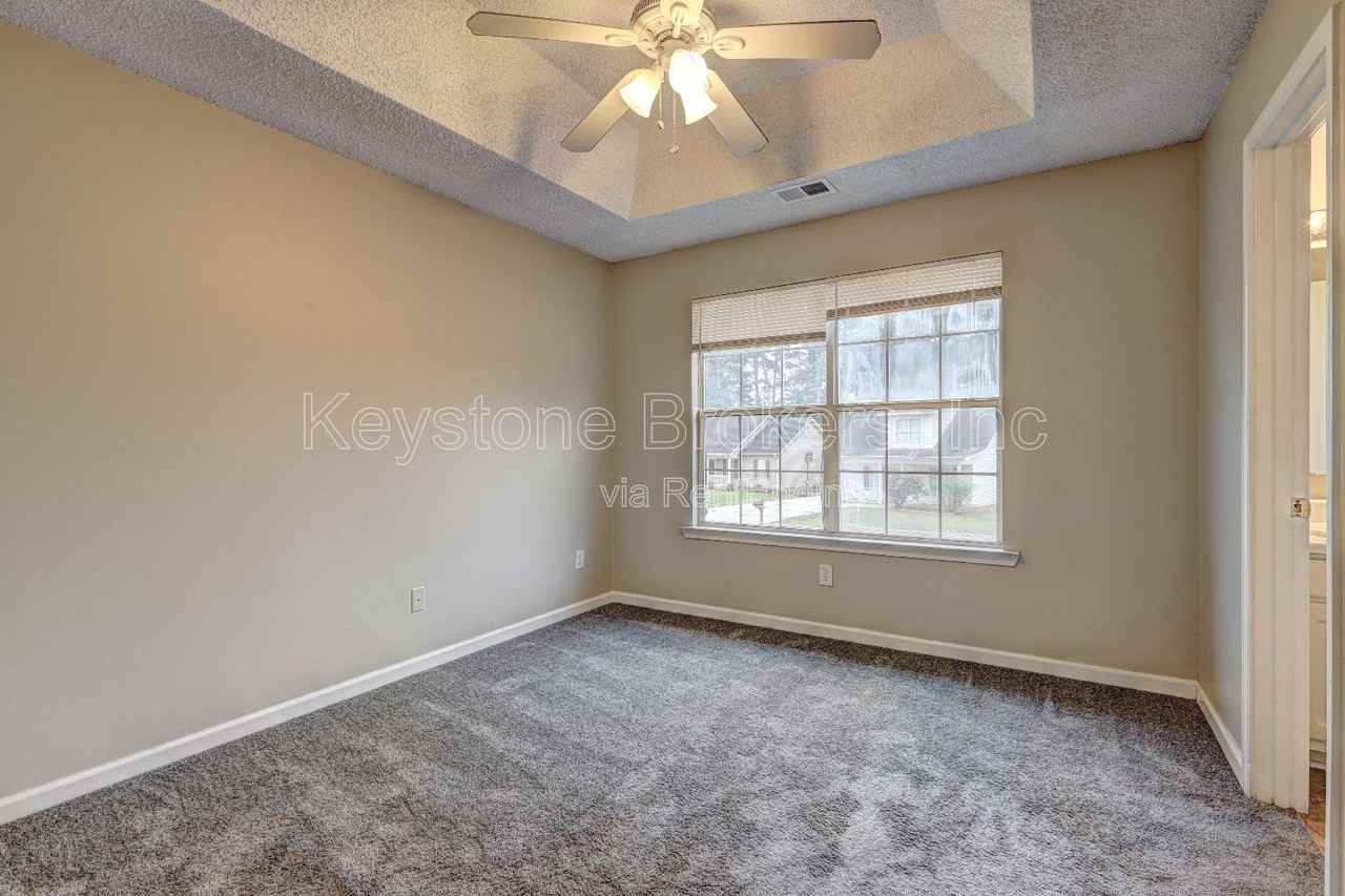 1370 N Hampton Dr - Photo 5 of 8