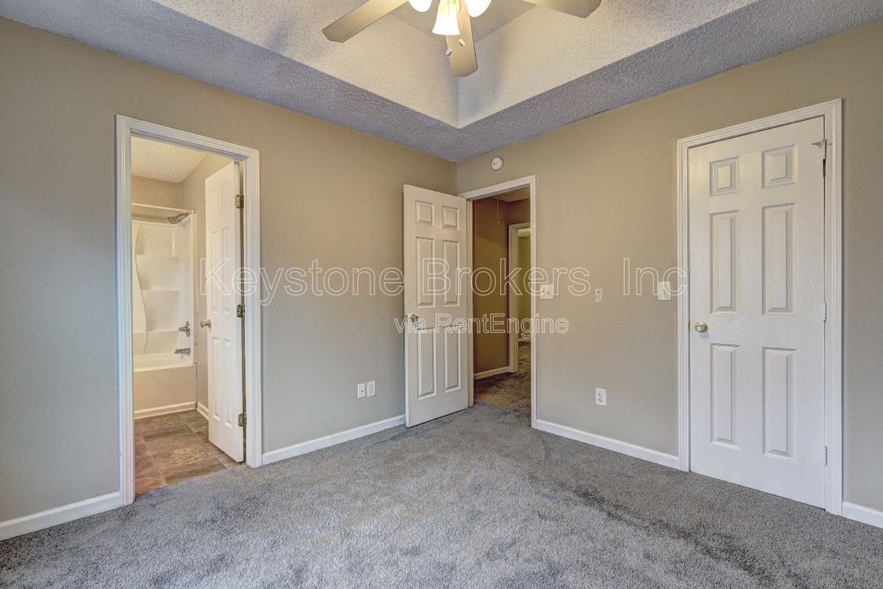 1370 N Hampton Dr - Photo 6 of 8