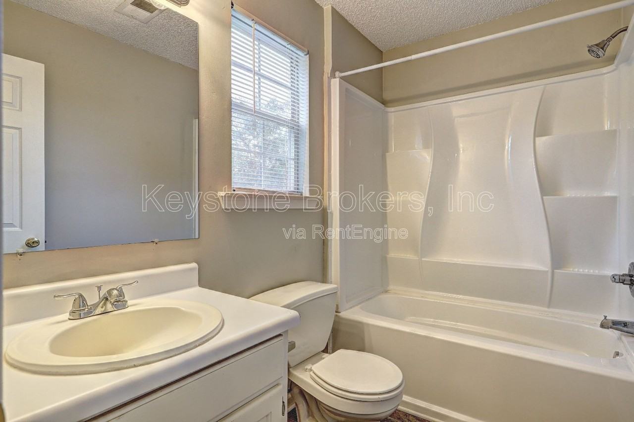 1370 N Hampton Dr - Photo 7 of 8