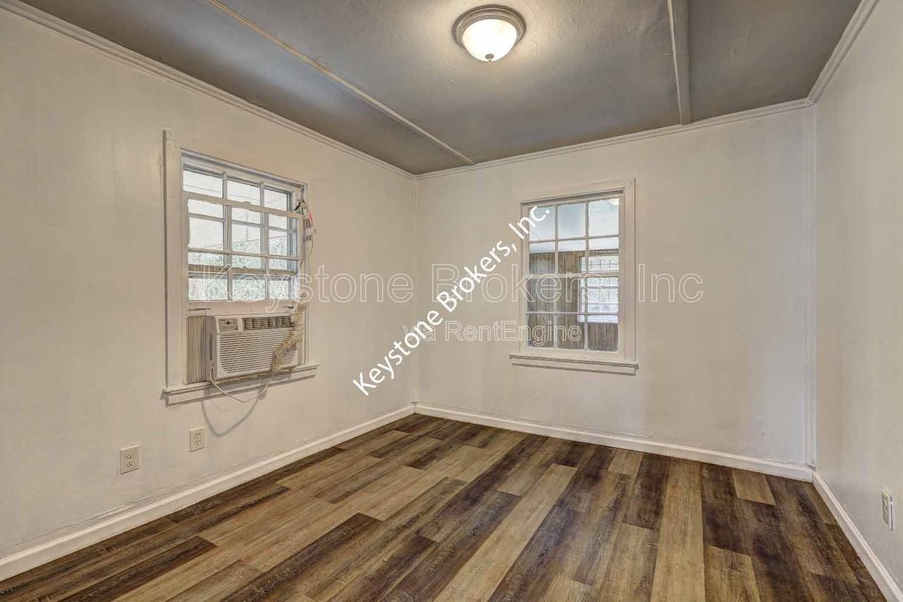 1212 Hartley St - Photo 6 of 11