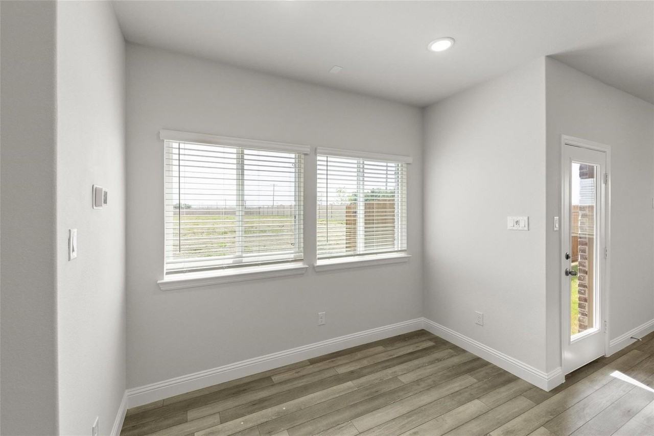 1060 Happy Holly Rd - Photo 7 of 30