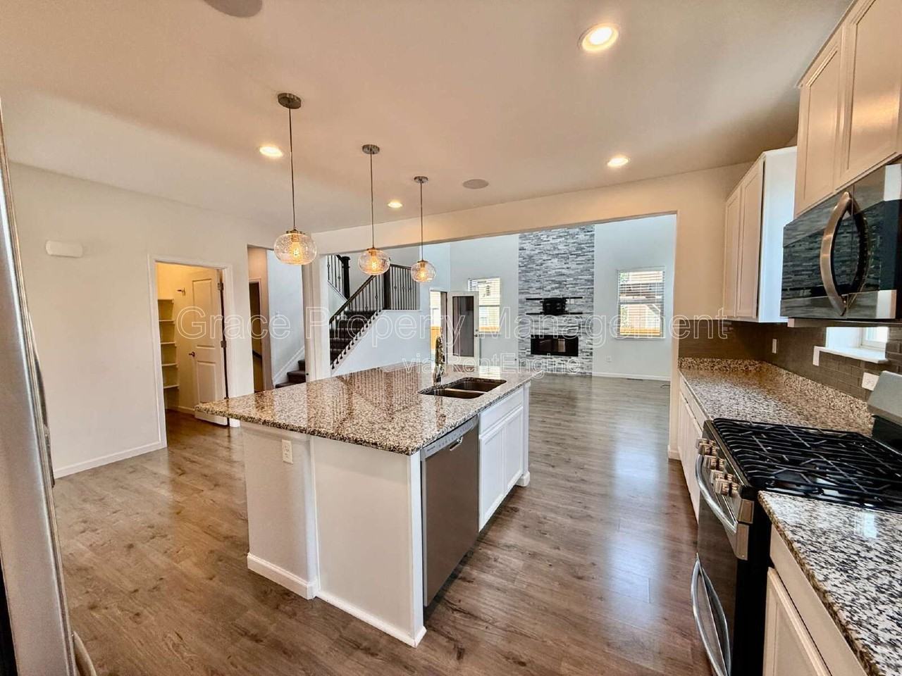 12292 Jasper St - Photo 4 of 45