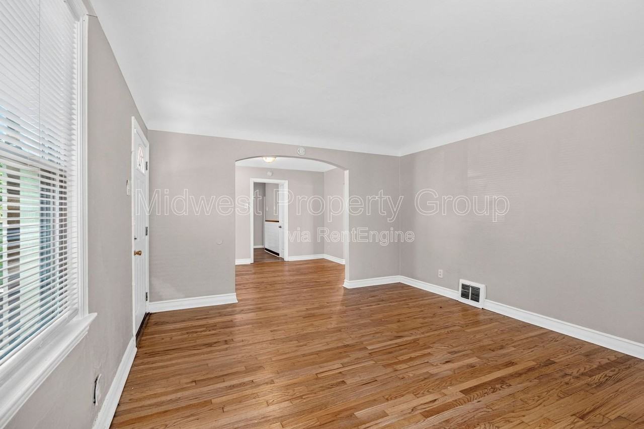 7815 Cler Ave - Photo 5 of 24