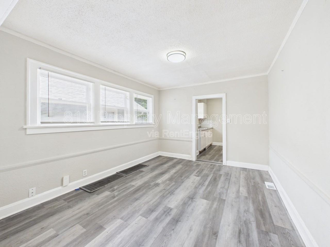 5636 Garfield Ave - Photo 5 of 22