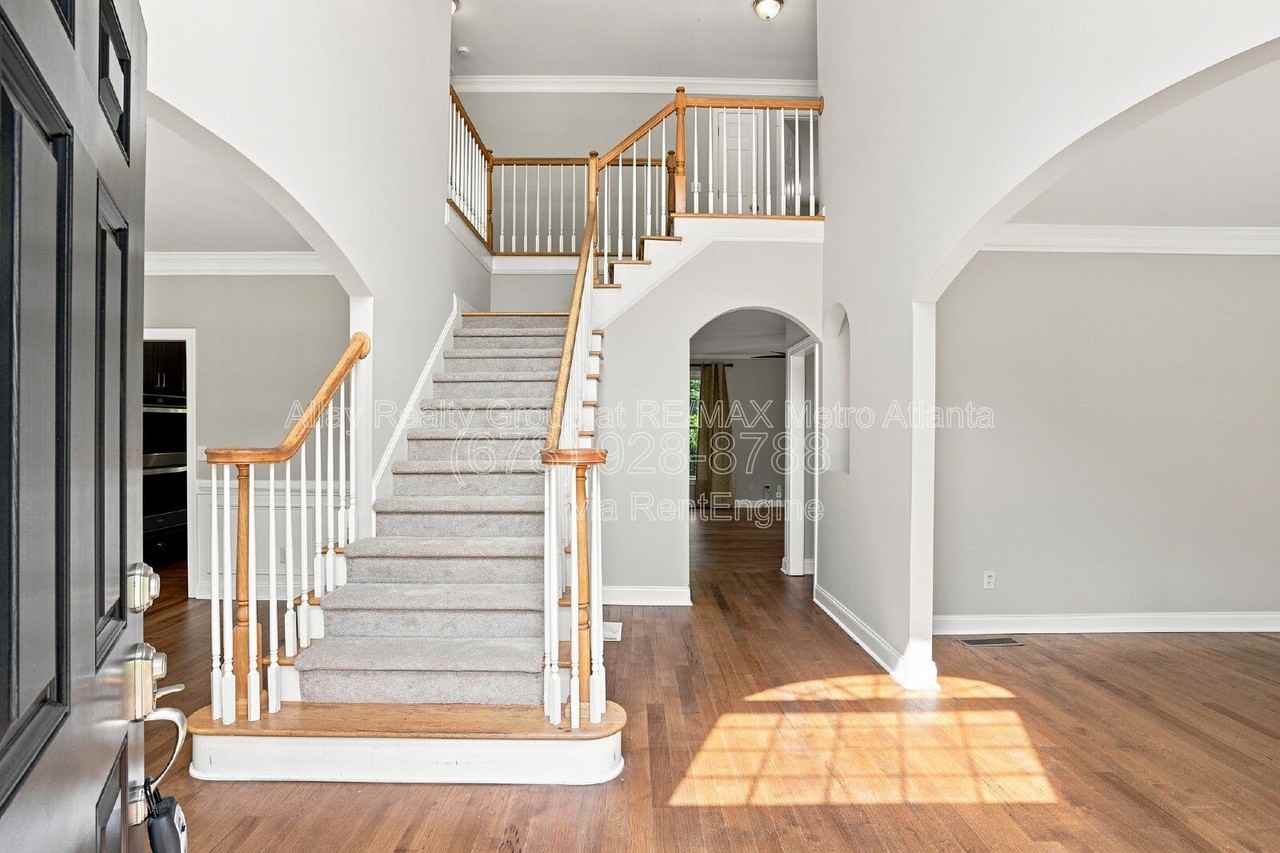 6725 Ridgefield Dr - Photo 3 of 50