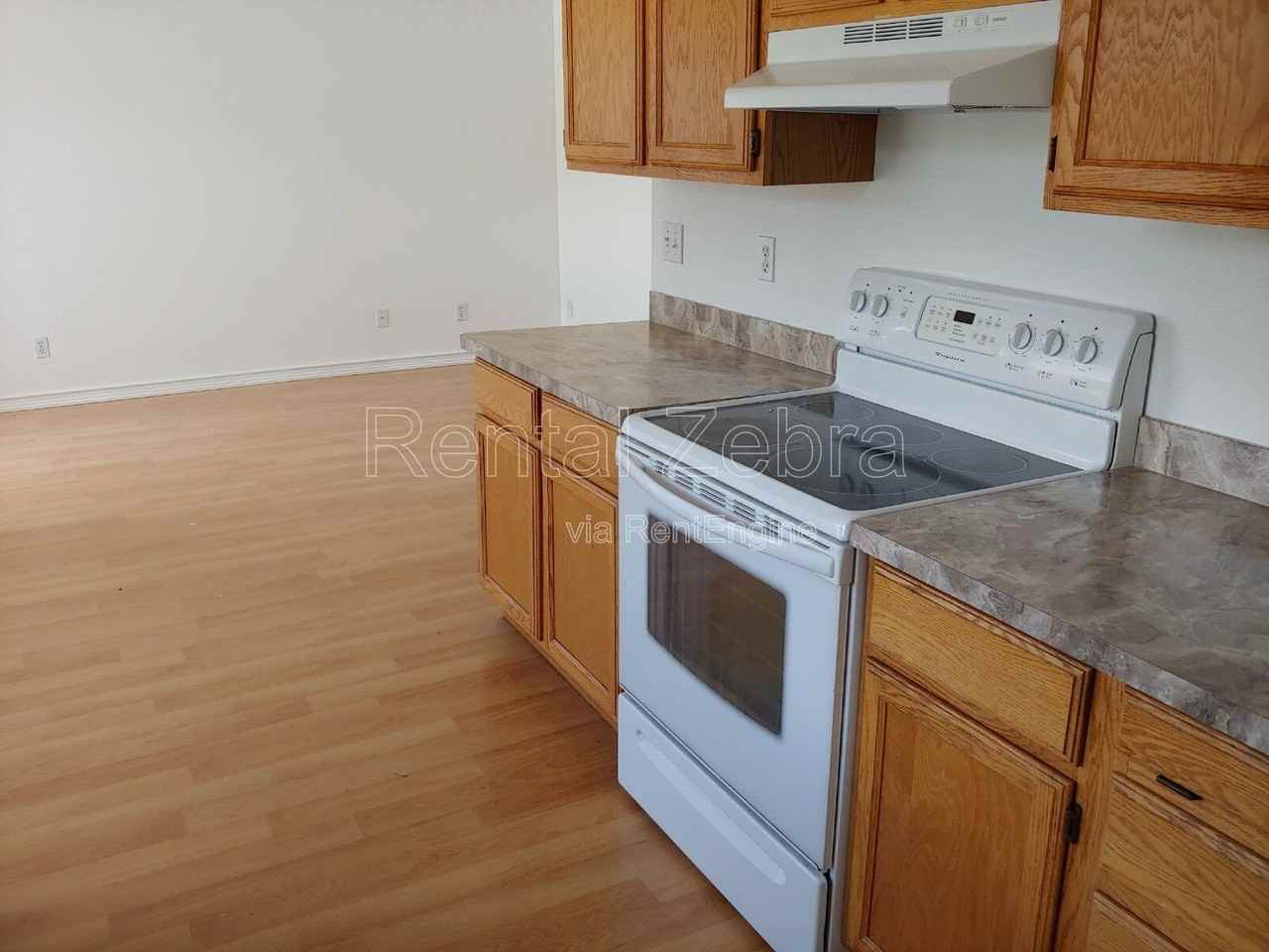 2945 Sw Salmon Ave - Photo 3 of 10