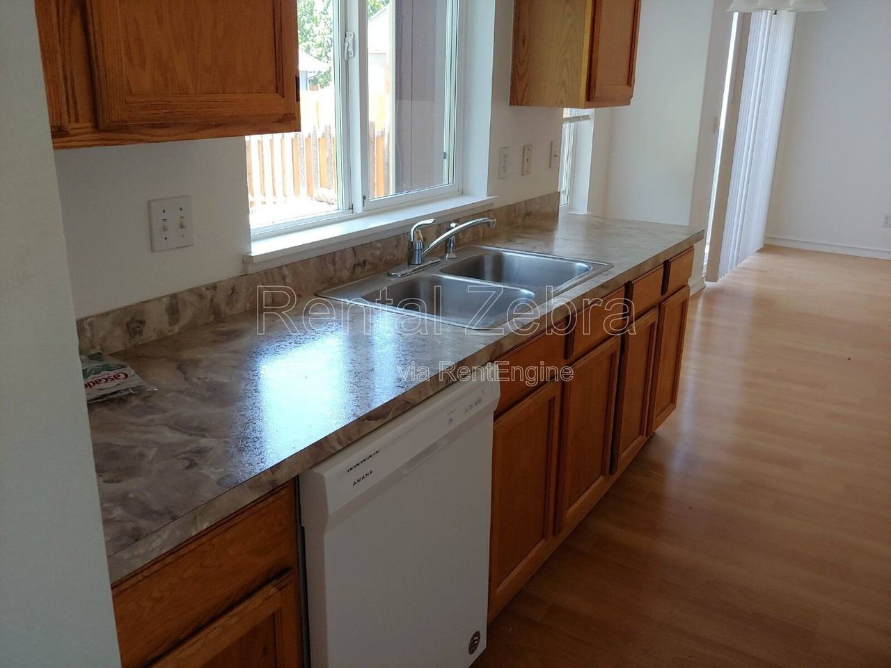 2945 Sw Salmon Ave - Photo 4 of 10