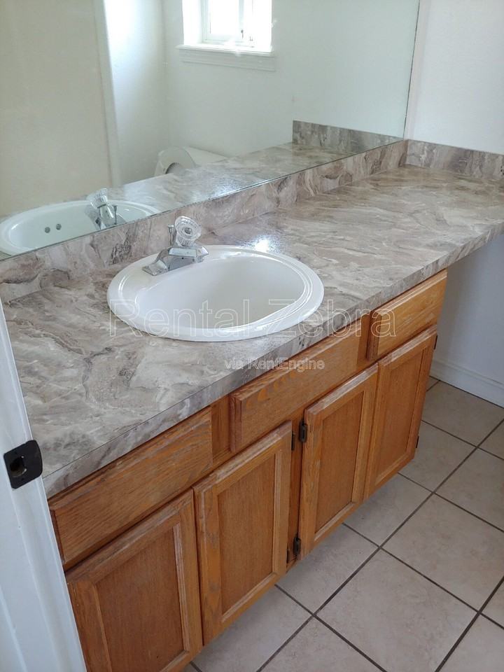 2945 Sw Salmon Ave - Photo 6 of 10