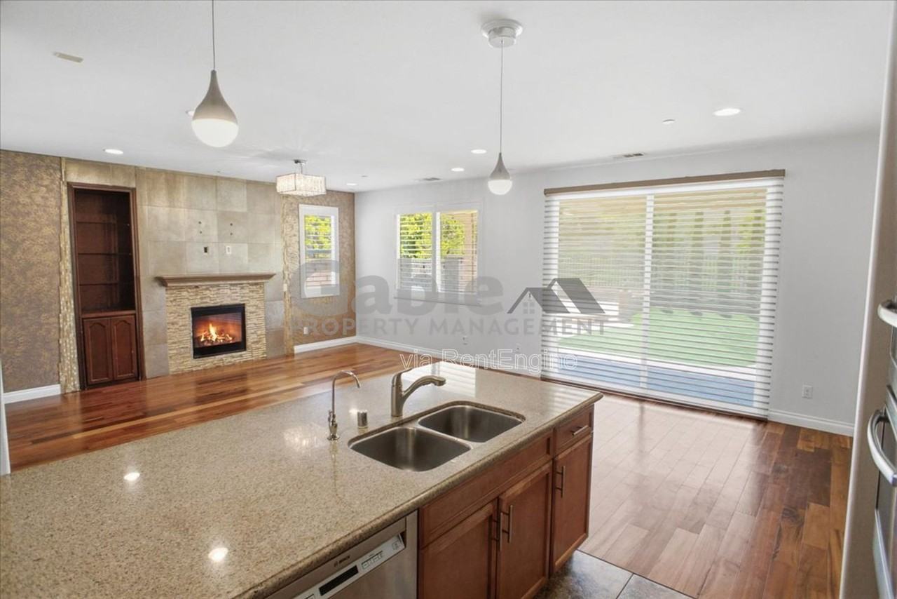 28625 Stonegate Ct - Photo 4 of 31