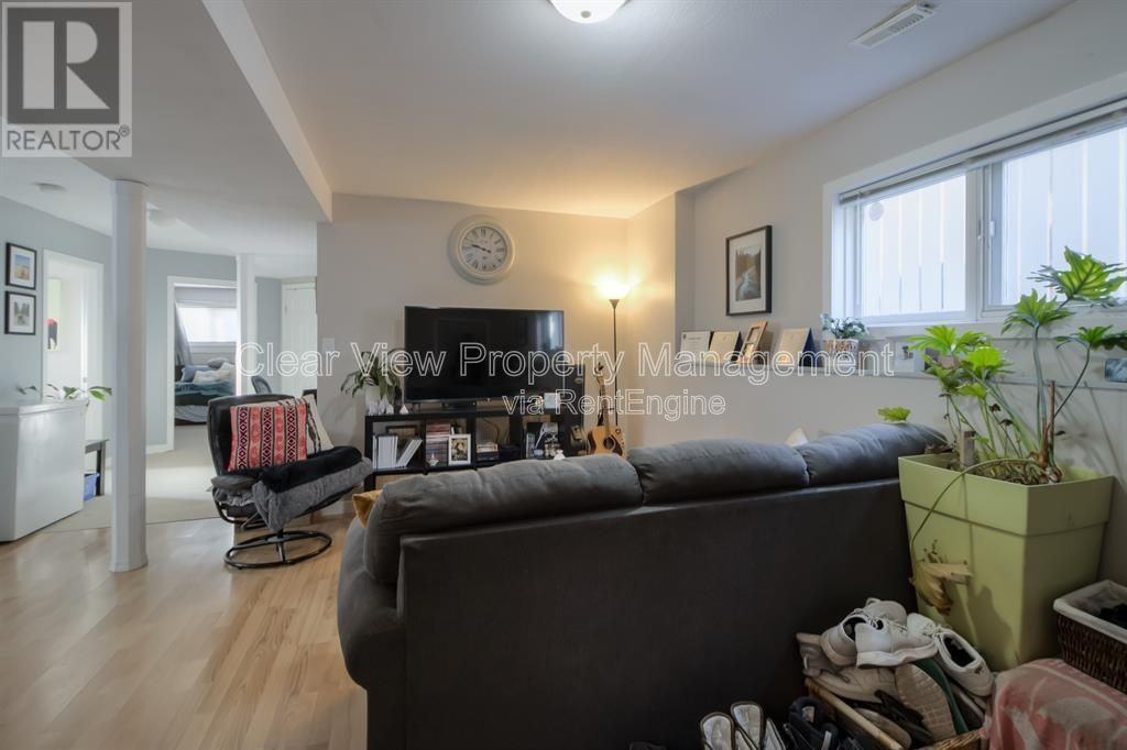 15 Assiniboia Way W - Photo 3 of 16