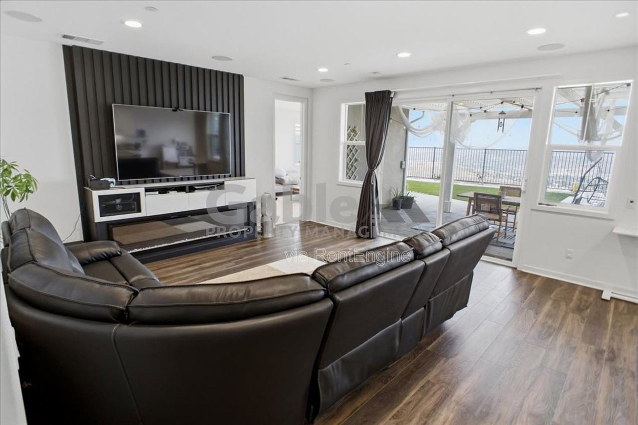 17952 Spire Ct - Photo 4 of 40